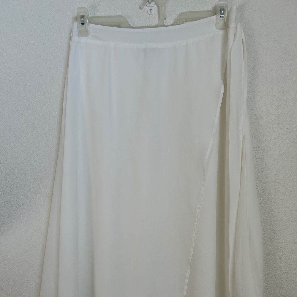 Classy White Skirt by Roz & Ali